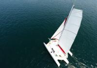 trimarano naviga a vela foto aerea di albero con appiattita randa
